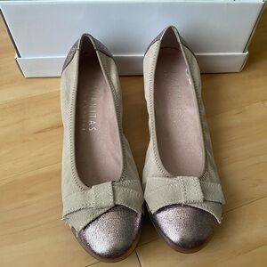Hispanitas Beige and Metallic Cap Toe Block Heel